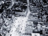 Trg bana Jelačića 1934. godine. Zgrada Gradske štedionice završena je 1932. godine- nema Cesarčeve koja je probijena 1941. godine.jpg